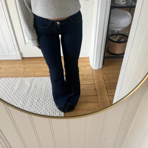 Lågmidjade jeans  - Säljer dessa skit snygga lågmidjade jeans!! Dom är som nya, knappt använda 💓 säljer då jag har många lika dana🌸 skriv vid intresse eller flera frågor 