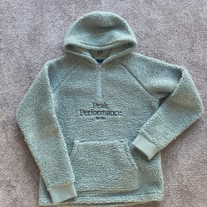 Peak Performance Pile Halfzip Hood  - Färg Ashen green strl 170. Köpt på Kids Brandstore