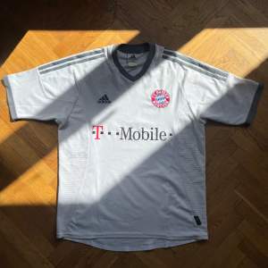 Bayern München bortatröja från säsongen där laget vann både ligan och cupen. Inköpt på Classicfootballshirts. Storlek L, 7/10 skick. 