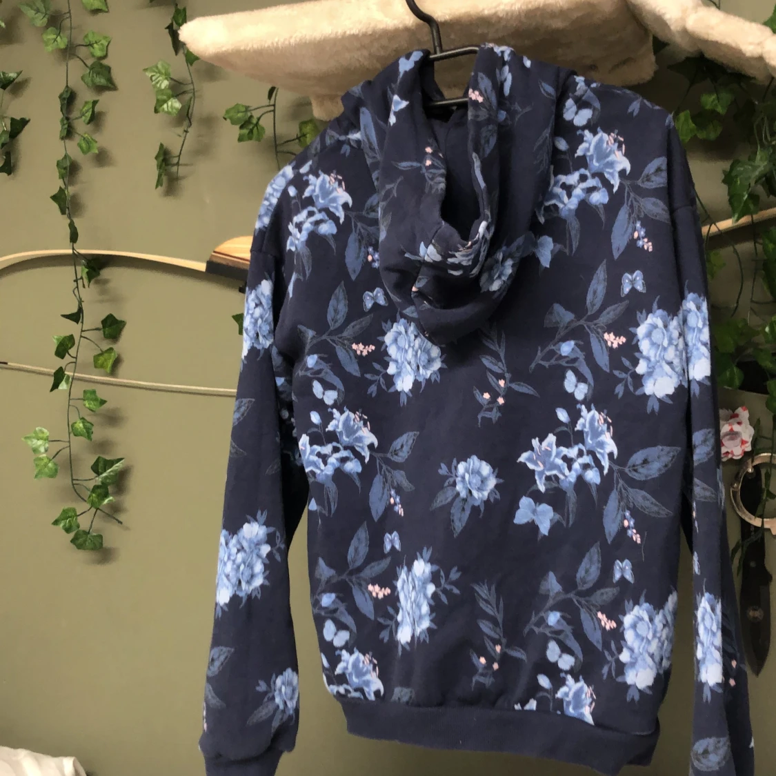 Blå blommig hoddie - 92