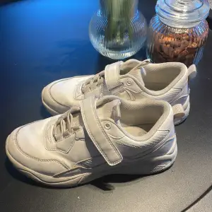 Jättefina sneakers. Tyvärr alldeles för små och säljs därav. Väl använda men ändå ganska bra skick. Hör av er vid intresse 🫶