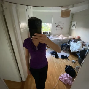 Tröja  - Köparen står för frakt! Hej jag säljer en lila tröja med silver detaljer. Köpt för 250, Bra skick o väldigt fin skriv för fler bilder. Pris kan diskuteras😊