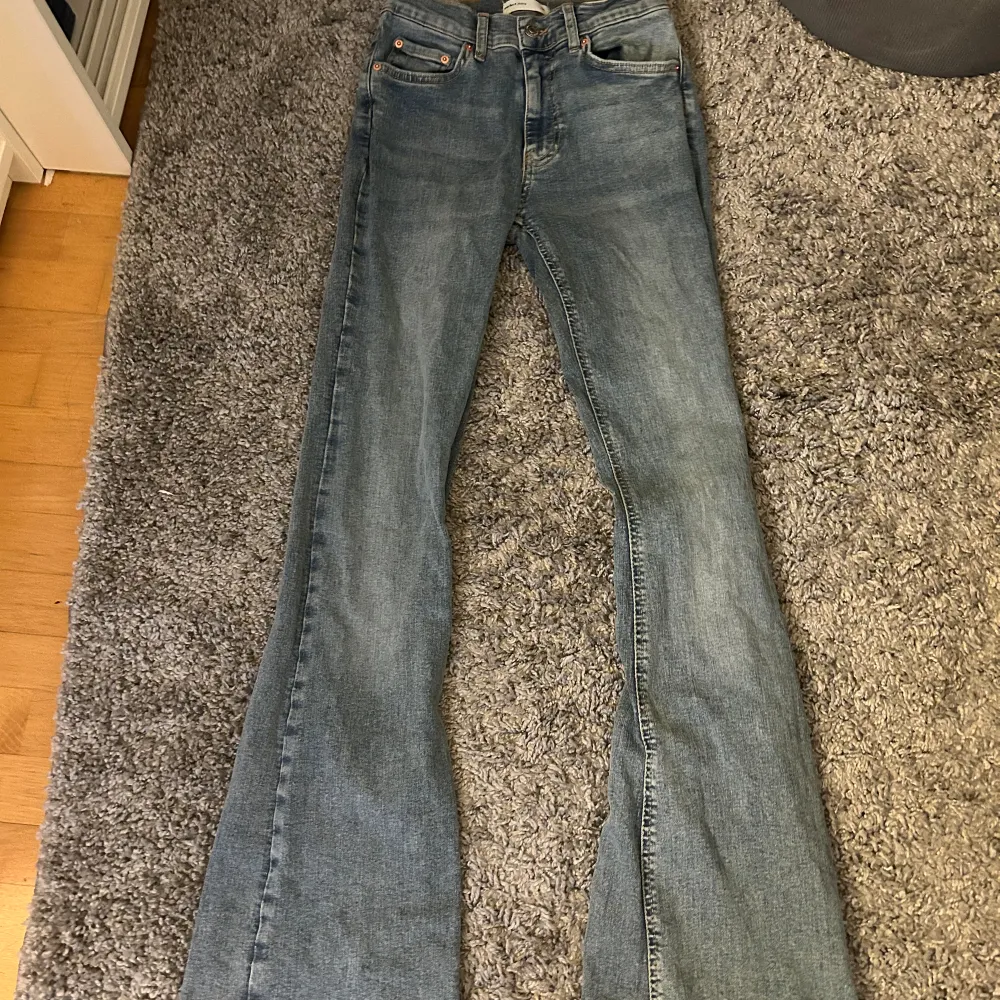 Säljer dessa jeans ifrån Gina tricot som är helt oanvända, fick dom i julklapp och de var fel storlek och orkade inte lämna tillbaka!❤️. Jeans & Byxor.