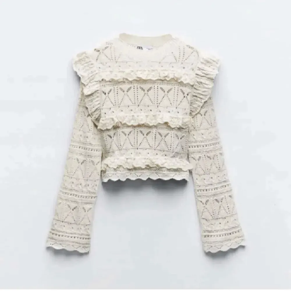 Säljer denna söta stickade tröjan från Zara för ett bra pris! Säljer endast då den inte kommer till andvändning längre, använd 2/3 gånger😊Pris kan diskuteras vid snabb affär!. Tröjor & Koftor.