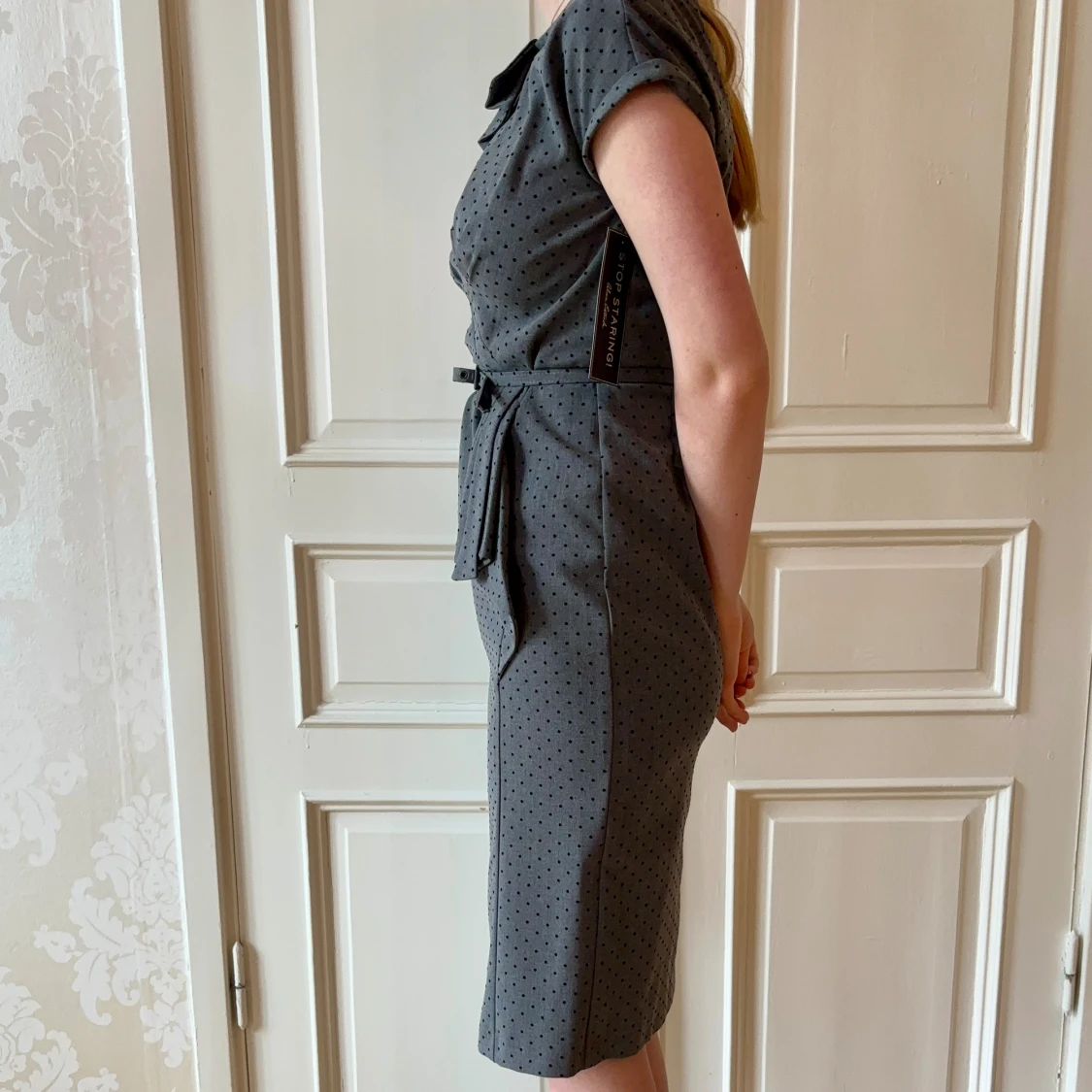 Grå klänning, Stop Staring! - 90