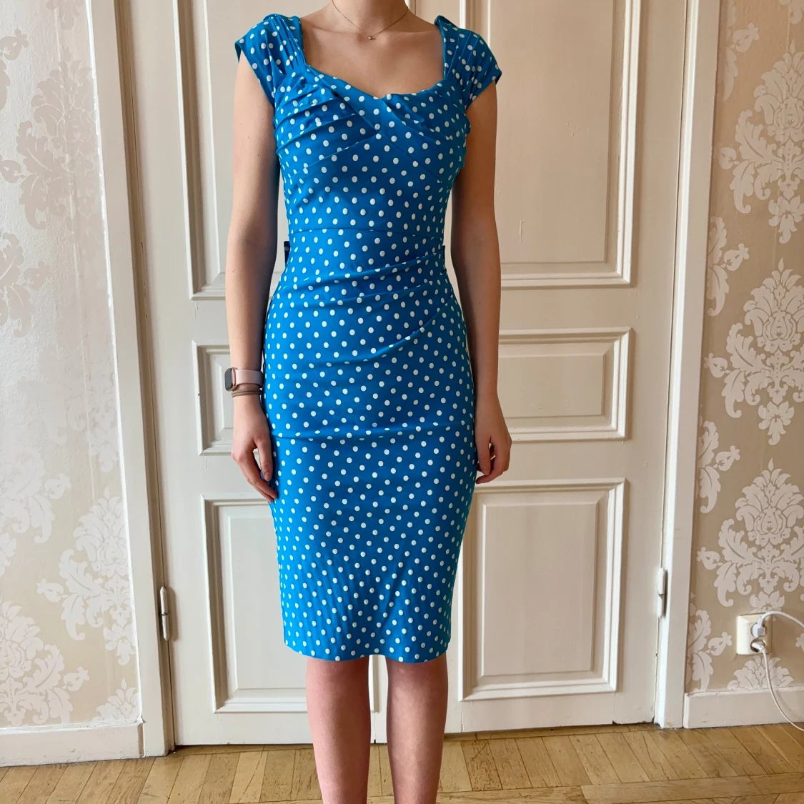 Blå klänning med rosett, Stop Staring!