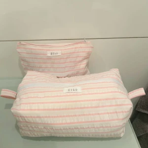 Randig necessär🌸 - Rosa randig necessär av återvunnet material! Finns i två olika storlekar🌸💕