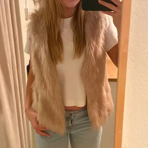 Pälsväst  - Cool pälsväst i toppenskick🤩