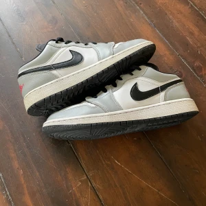 Jordan 1 low “light smoke grey” - Säljer mina jordans med kartong då dom är för små. Ursprungligen från restock och är i bra skick.skriv om ni är intresserade eller vill se flera bilder.