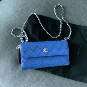 CHANEL Crossbody väska  - Helt äkta CHANEL väska i begagnat skick Magnet stängning   