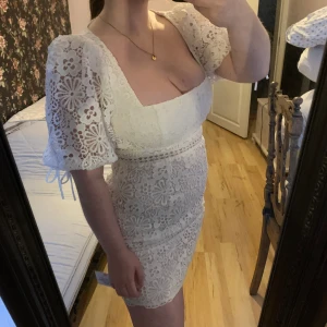 Studentklänning - Jättefin klänning som aldrig blivit använd, beställdes förra året. Passar perfekt till studenten. Köpt på asos och finns i 3 olika storlekar 36 38 och 40. Fler bilder finns, bara hör av er!