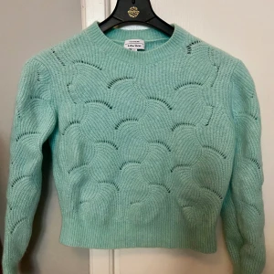 Stickad tröja & Other Stories  - Stickad tröja & Other Stories storlek S. Blågrön färg. Fint  skick.  