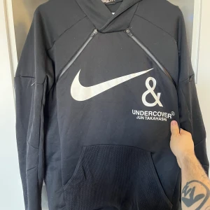 UNDERCOVER NIKE HOODIE RRAAAHH - sjuuuuuk undercover x nike lätt hoodie lite nike tech i stilen as as tuuung men ändå lätt lixom💯 bra cond nt använd på typ 3 år sanningen.. rare ahh collab nuförtiden då big man jun takahashi nt gör jack längre aja