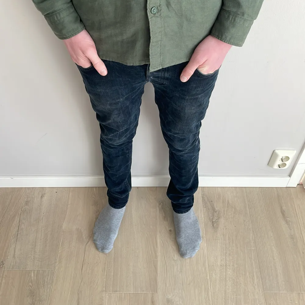 Jeans från Nudie. Jeansen är toppskick, 8/10. Modell Grim Tim. Storlek 30/32. Modellen på bilden är 183 cm lång, och väger ca 65 kg. Hör av dig vid intresse! 💫. Jeans & Byxor.