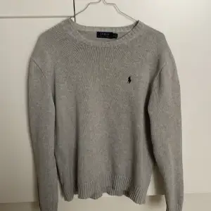 Ralph Lauren crewneck i en skön grå färg Nypris 2000 Jag har knappt använt den