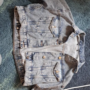 Gina Tricot Jeansjacka - Superfin jeansjacka i nyskick från Gina Tricot 🫶🏻Köptes för 599kr, säljer för 300kr men pris kan diskuteras!♡  Den är storlek XS men passar mig som är M