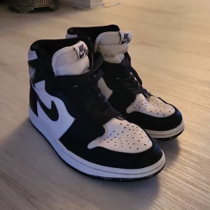 Jordan 1 panda high - Jag säljer nu min Jordans pågrund av att dem inte kommer till användning då jag fått nya skor. Använda få tal gånger och är i ny skick. 