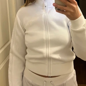 Guess zip hoodie  - Nästintill oanvänd, helt utan fläckar mm🌸 Nypris 1000 kr