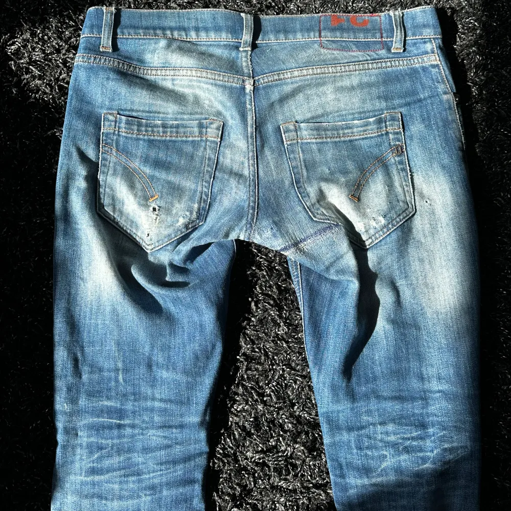 Säljer nu ett par fina dondup jeans. Skick 9/10 och det är riktigt sjysta detaljer och snygg färg. Storleken är 31 och säljs för endast 899! Kontakta vid några som helst funderingar!🔥. Jeans & Byxor.