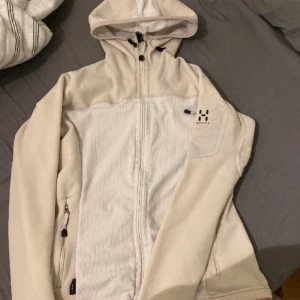 Haglöfs  - Vit Haglöfs kofta/fleece strl S Använd gärna köp nu 💗
