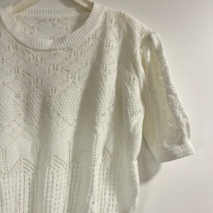 Vit topp - Superfin vit stickad topp. Det är storlek L men är mer som en S/M!! 