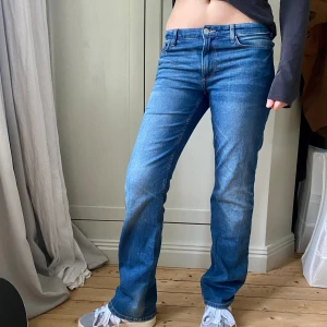 lågmidjade jeans  - Lågmidjade H&M jeans i storlek 170 men passar mig som vanligtvis har xs har använt dom kanske 1-2 gånger. Skriv om ni vill ha fler bilder 💗