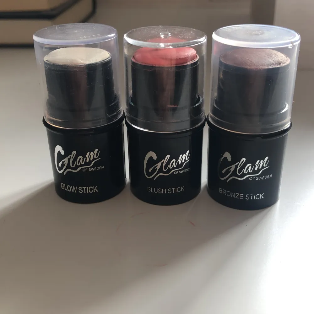 Säljer nu min trio från glam of Sweden! Det är Blush stick, Bronzer stick och Glow stick/Highliter stick❤️Dom är inte så används som ni ser på bilden, och jag tvättar dom så noga jag kan runt och överallt innan jag postar😉Alla för 25, en för 10🥰. Övrigt.