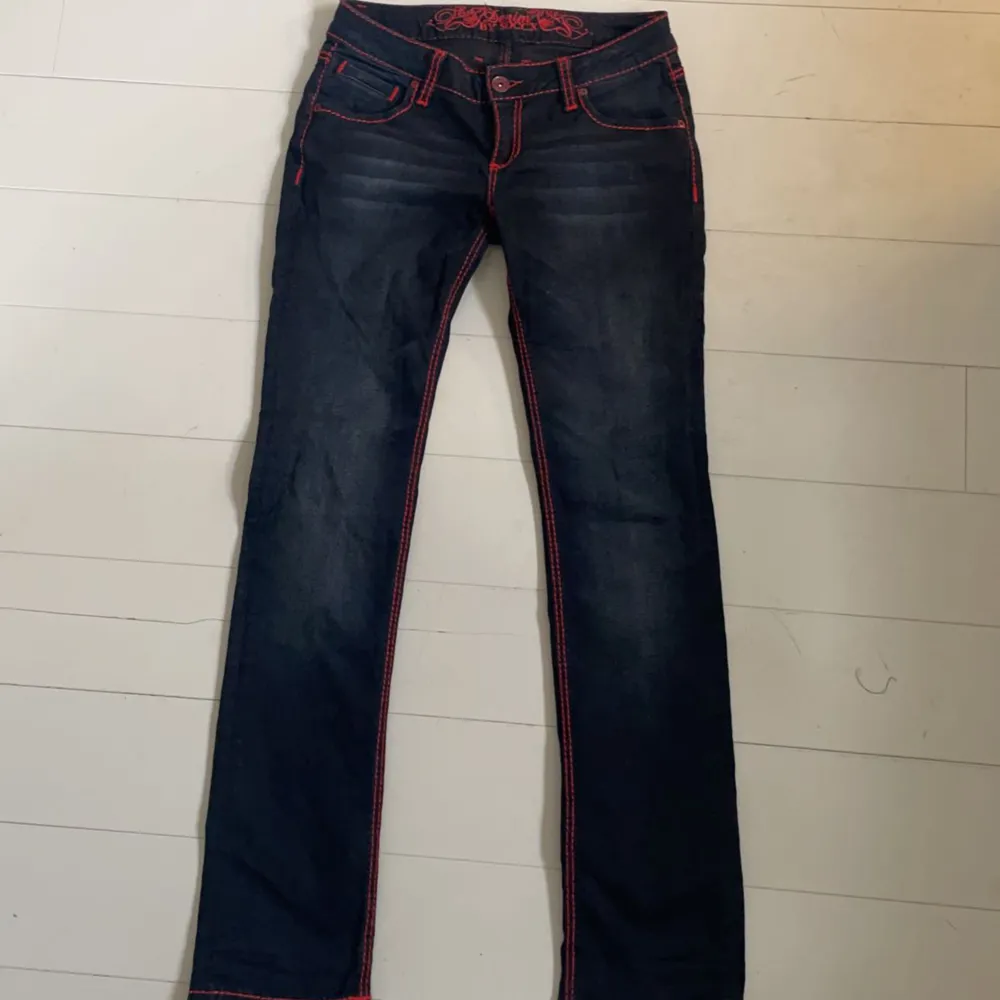 Skitcoola mörkblåa lågmidjade jeans med röd tråd. Är lite för stora i midjan för mig men perfekta i längden, är 169. Köpta på sellpy för ca två år sedan och använda en gång. ❤️👍. Jeans & Byxor.