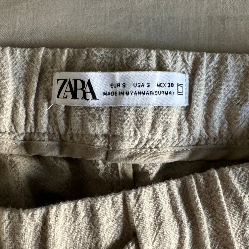 Säljer nu dessa zara linne shorts trendiga, endast använda fåtal gånger, skick- nyskick , nypris 499- mitt pris 249 . Shorts.