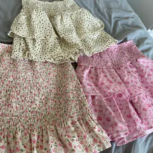 Säljer dessa tre jättefina volangkjolar i ett sett för 350kr💗 Alla är använda några gånger:) Kjolarna är i storlek 152, 158-164 och Xs (sista bilden) men jag som bär Xs-S kan bära alla kjolar!! 