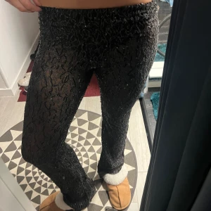 Paljett spets byxor - Kollar intresset på dessa suuuper snygga och eleganta spetsbyxorna med paljetter från zara! Endast använda 2 gånger!