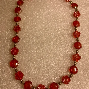*NY* Blomhalsband  - Oanvänt halsband med glasblommor i ljusare röd/rosa och metallpärlor.