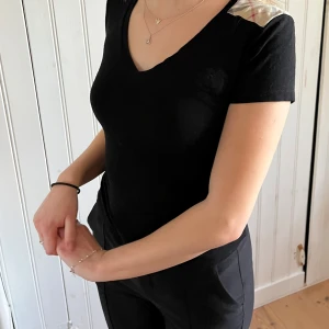 Burberry t-shirt  - Äkta Burberry tröja vintage, fin till sommaren, köpte vintage därav priset, lite lite nopprig men inget som syns🍸Det står storlek L men är som en S i storlek 