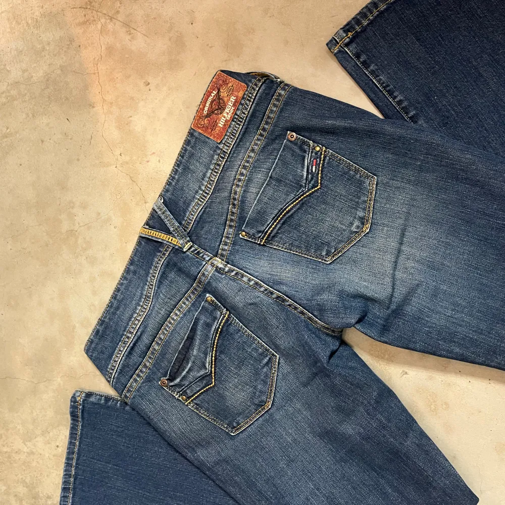 Snygga Lågmidjade jeans från Tomy Hilfiger. Bra kvalitet. Står ingen storlek men skulle säga att dem passar M-L. Kolla bild för alla mått. . Jeans & Byxor.