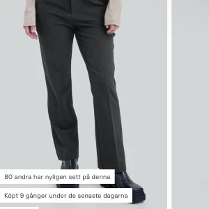 Svarta med vita kritstreck  - Tänkte sälja mina svarta kostymbyxor från bikbok i storlek 40.