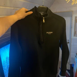 Balmain Half zip  - Säljer denna fina balmain half zipen i dunder skick! Storlek M! Skicka vid frågor eller annat. 
