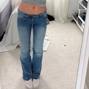 Säljer mina så fina utsvängda lågmidjade jeans!! Midjemått 38cm Innebenslängden 80cm