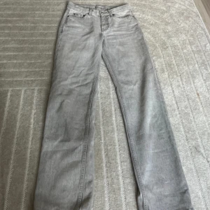 Straghit Low waist jeans   - innerbenslängd: ca 80cm midjemått: ca 75cm jag är 170 och passar på längden  utan prislapp och bara provade 
