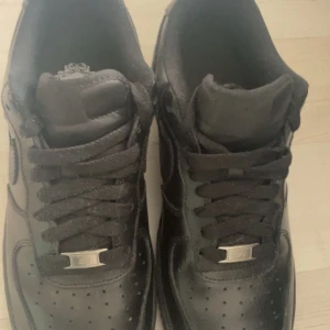 Air Force 1s svart - Köpte dom för 2 månaden sen men såg dum ut i dom så säljer dom. nästan helt nya 