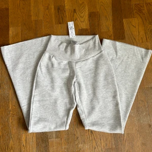 Mjukisbyxor - Jättefina oanvända mjukisbyxor. Dom är låg i midjan som går att vika ner om man vill. Passformen är hudnära men utsvängda vid botten, materialet mjukt och känns som mjukisbyxor. Skriv för intresse 💕