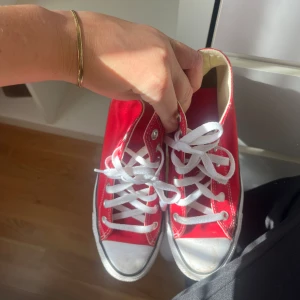Röda Converse  - Röda converse i storlek 39. Använd ett fåtal gånger. ❤️‍🔥