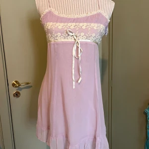 Urban outfitters klänning - Sommarklänning som är köpt från Vinted men aldrig använd av mig då den var för liten tyvärr. Liten i storlek