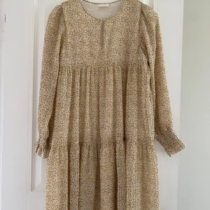 Sofie Schnoor Klänning - Säljer för att den ej användning längre. Väldigt fin och är perfekt inför sommaren. Nypriset är ungefär 400-500kr och jag säljer nu den för 350kr. Använd fåtal gånger i nyskick. Fråga gärna ifall du är osäker över något. Köparen står för frakten💕