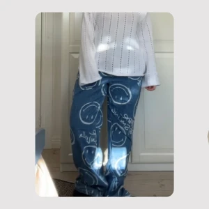coola jeans - från hm, sparsamt använda men något slitna i kanterna. säljer för de är inte längre min stil och de är alldeles för långa🩷