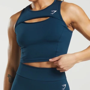 Gymshark set - Säljer mitt gymshark set linnet med shortsen. Använd 2 gånger. Säljer pga för liten. Xs i shortsen o M i toppen. Köpt för ungefär 900kr. Nyskick!! Skriv för fler bilder. 