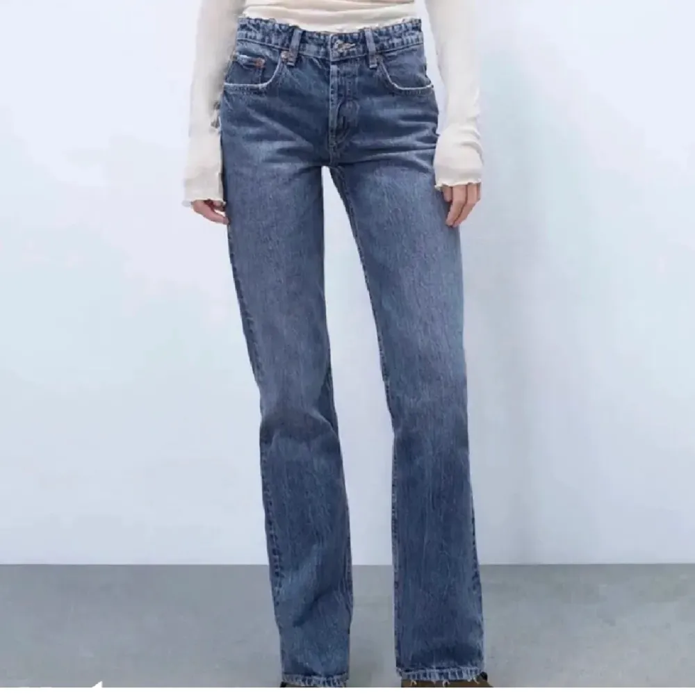 Jätte fina mid rise jeans från zara, köpta här på Plick med när jag köpte dom var de nya och jag har knappast använt de för att dom är lite för små💕 skriv för bilder och funderingar💗. Jeans & Byxor.