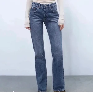 Jeans zara - Jätte fina mid rise jeans från zara, köpta här på Plick med när jag köpte dom var de nya och jag har knappast använt de för att dom är lite för små💕 skriv för bilder och funderingar💗