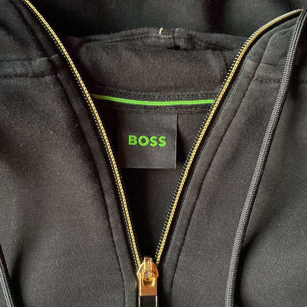 Säljer min boss hoodie den är i ganska bra skick men den är använd ett fler tal gånger.  . Hoodies.