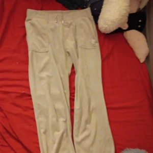 Juicy Couture byxor - Säljer billigt för en av knapparna är av på back fickan. ( pris går att duskutera) Tröjan är också till salu