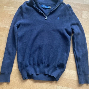 Ralp lauren half zip - Skick 8/10. Nyskick Använd få tal gånger. Säljer tröjan då jag har växt ur den ganska snabbt och köpte en storlek för liten. Storlek S. Hör av er för fler bilder eller nått ni vill veta mer om. Pris går att diskutera vid en snabb affär.